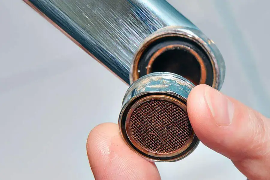 Bộ phận sục khí bị rỉ sét, dính bẩn là nguyên nhân dẫn đến nước chảy yếu hoặc tắc nghẽn (nguồn: 1FIX)