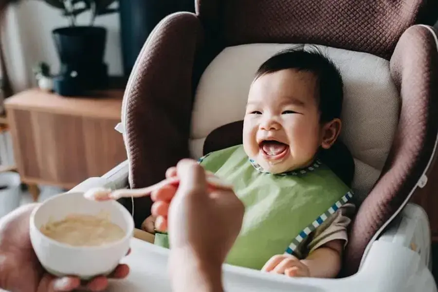 Nên tạo sự hứng thú, vui vẻ cho trẻ khi tập ăn dặm (5)