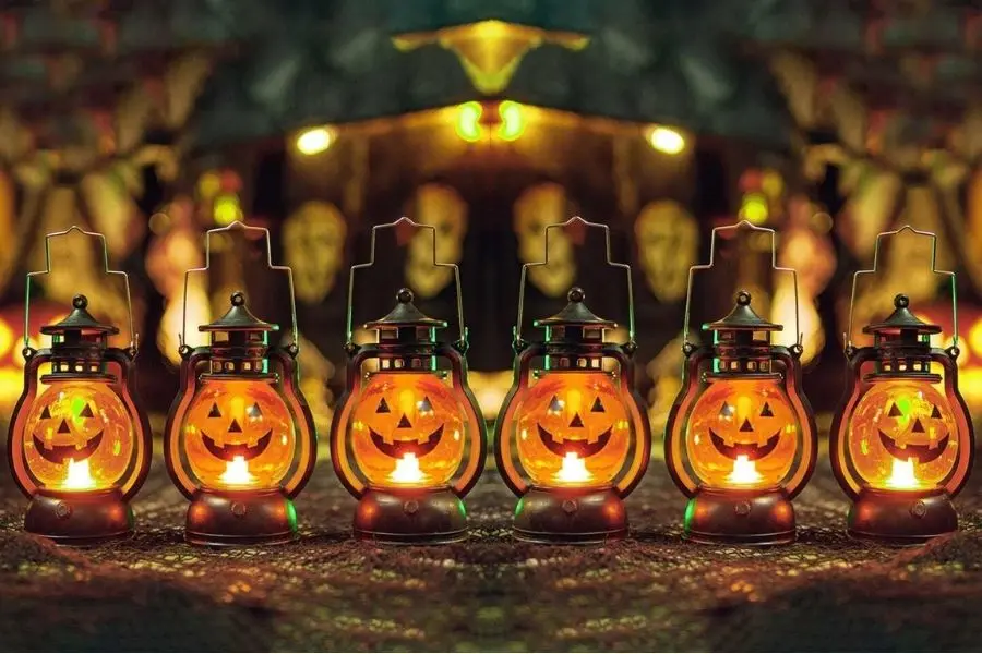 Đèn dầu điện tử hình mặt quỷ trang trí Halloween.