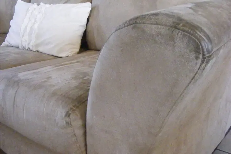 Giặt ghế sofa khi phát hiện mùi hôi bất thường và vết bẩn ố màu 