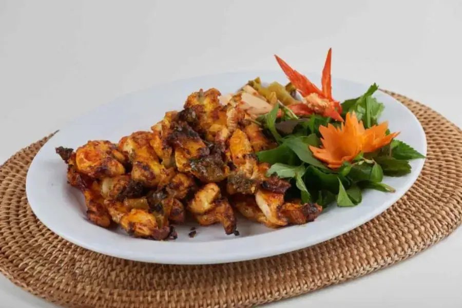 Cá chình chiên giòn xào me có đủ vị chua, cay, mặn, ngọt.