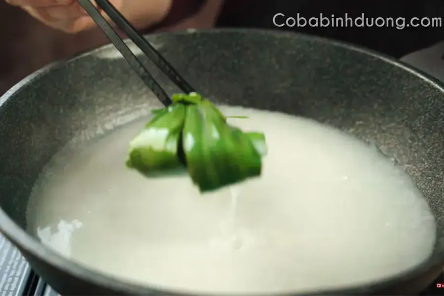 Nấu nước cốt dừa