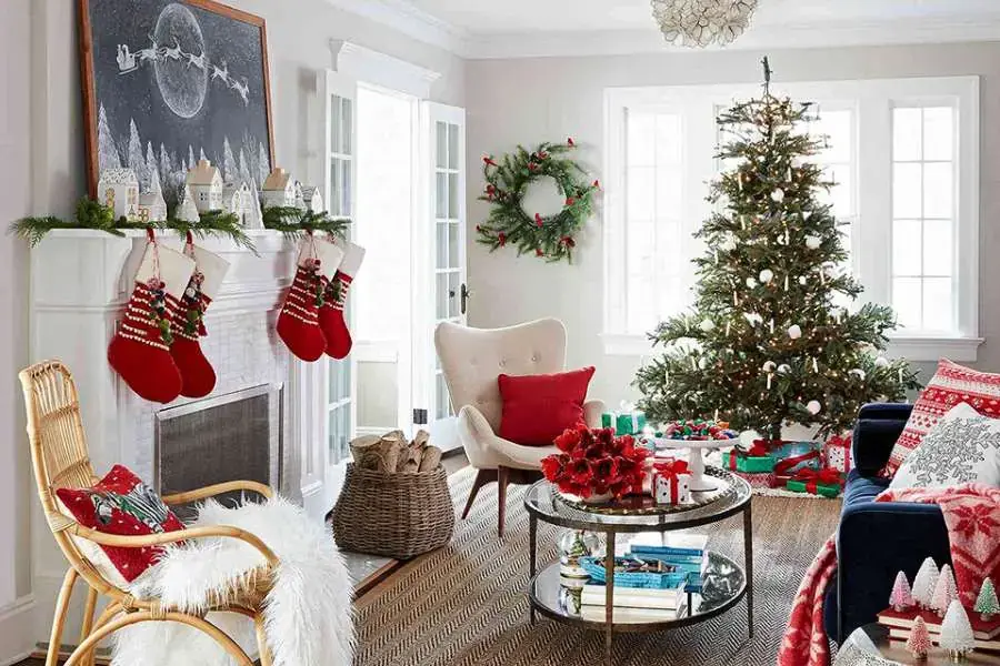 Concept trang trí khu vực tiếp khách với cây thông Noel, gối và ủng Giáng Sinh ấm áp. 