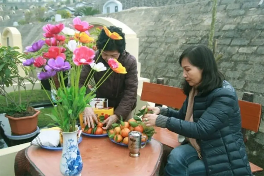 Chuẩn bị đồ cúng đi tảo mộ.