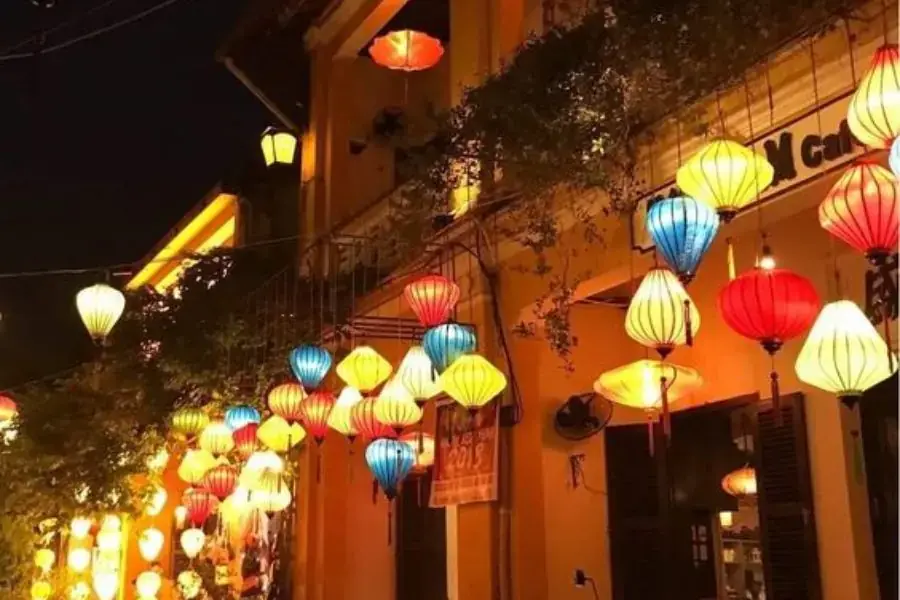 Đèn lồng mang lại ánh sáng ấm áp cho không gian quán