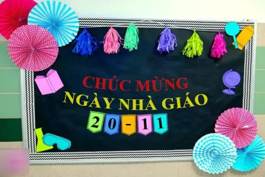 Mẫu trang trí bảng ngày 20/11 từ ruy băng và quạt giấy.