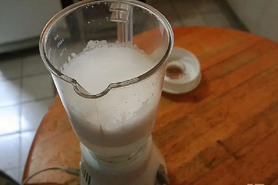 Thêm vào cối vài giọt nước rửa chén và chanh để tăng khả năng làm sạch và khử mùi (nguồn: tgdd.vn)