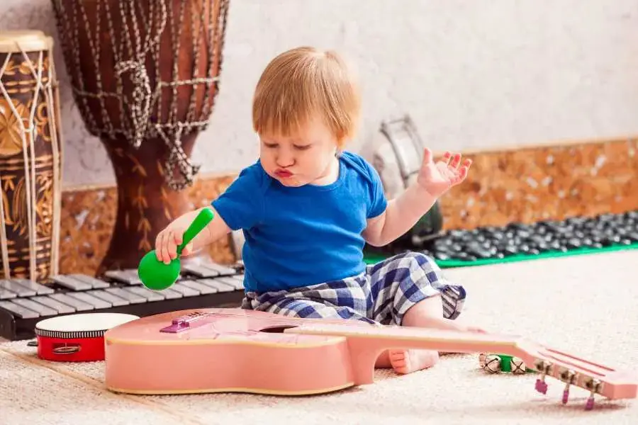 Đàn guitar giúp trẻ phát triển về khả năng âm nhạc