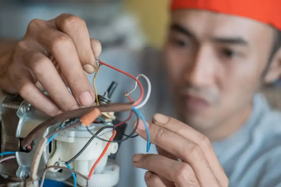 Liên hệ thợ sửa điện lạnh chuyên nghiệp nếu bạn không có kinh nghiệm sửa chữa.
