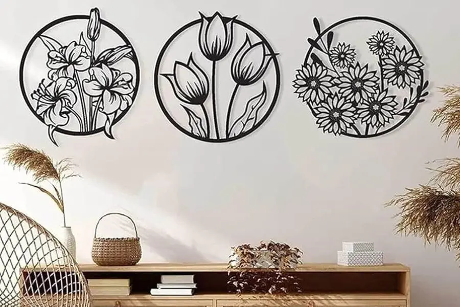 Trang trí phòng khách đón Noel bằng cách treo tranh làm bằng kim loại lên tường.