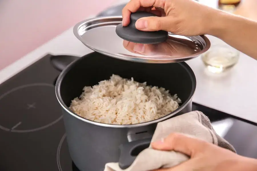 Sau 30 phút, tắt bếp, giữ kín nắp xoong thêm 5 - 10 phút để gạo lứt chín rền.
