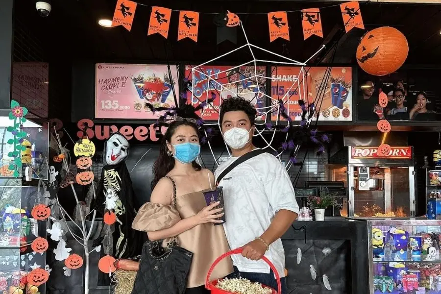 Thưởng thức các phim bom tấn và ngắm nhìn các rạp phim trang trí Halloween trong dịp đặc biệt này.