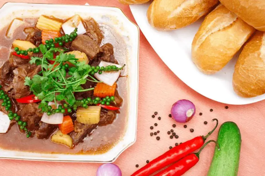 Thay đổi khẩu vị với món bò sốt vang ăn kèm bánh mì hấp dẫn