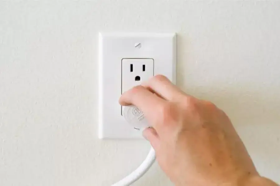 Bạn cần rút nguồn điên ra để đảm bảo an toàn khi xả đông