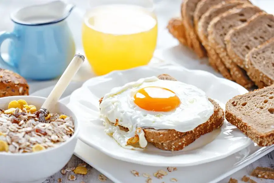 Bữa sáng nhanh gọn bằng bánh mì trứng ốp la