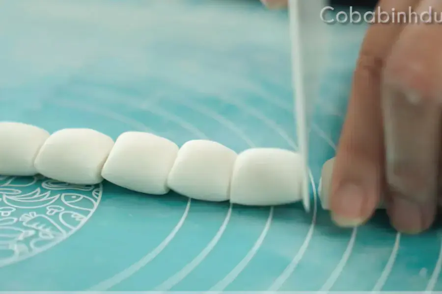 Cắt bột thành các khúc nhò vừa ăn