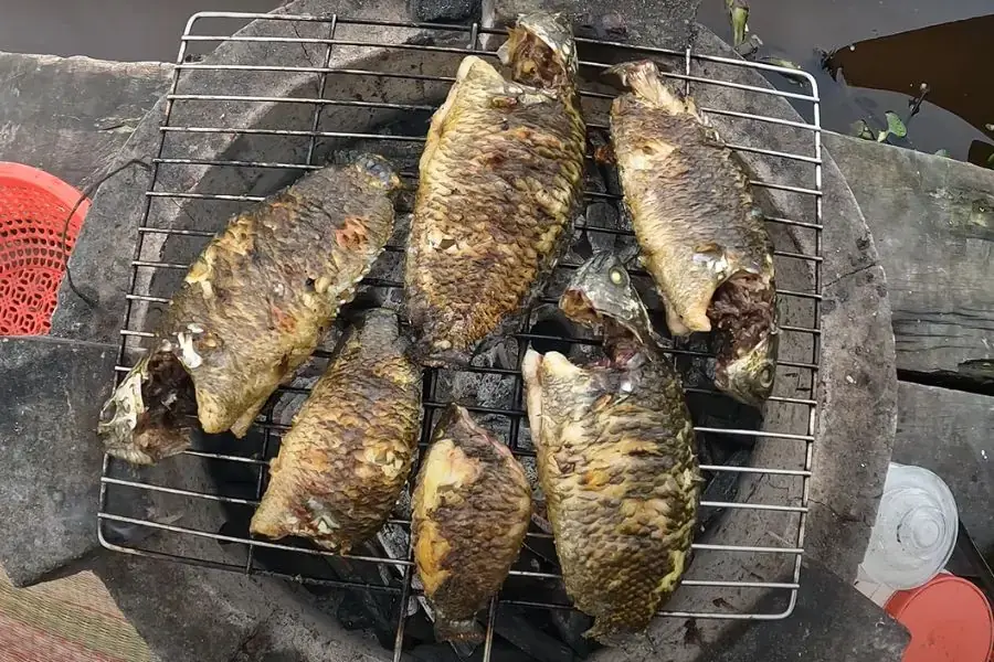 Cá rô đồng nướng muối ớt là sự kết hợp giữa vị cay của tỏi ớt và ngọt từ cá