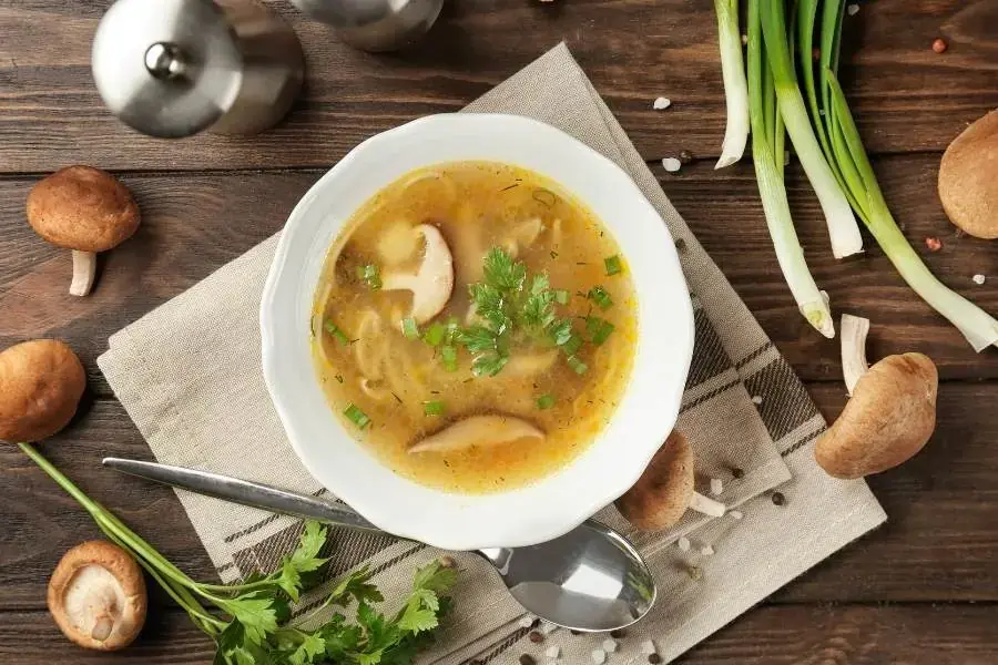 Canh mọc nấm hương đầy dinh dưỡng