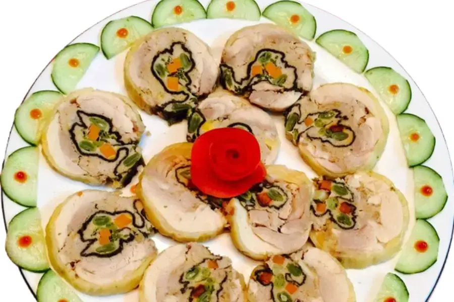 Gà cuộn trứng muối hấp