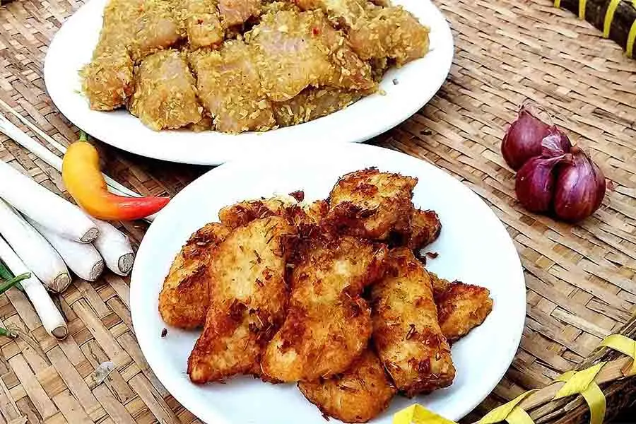Cá basa chiên giòn nước mắm và sả ớt rất thơm, ngoài giòn bên trong vẫn mềm và ẩm.