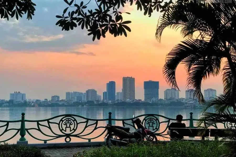 Hoàng hôn Hồ Tây cực chill giữa lòng Hà Nội.