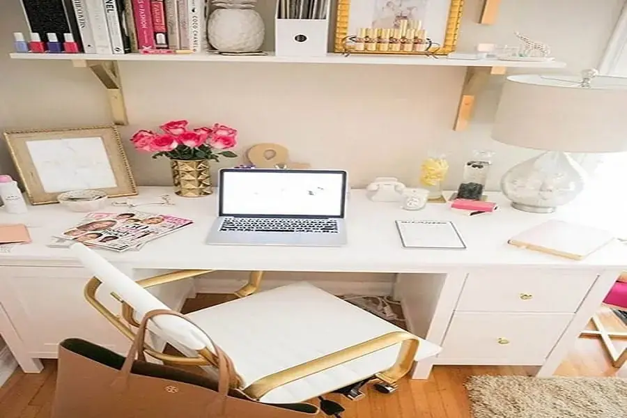 Trang bị cho mình một kệ sách hoặc một chiếc bàn học để sắp xếp lại sách vở lên đấy ( Nguồn: Bàn ghế văn phòng)