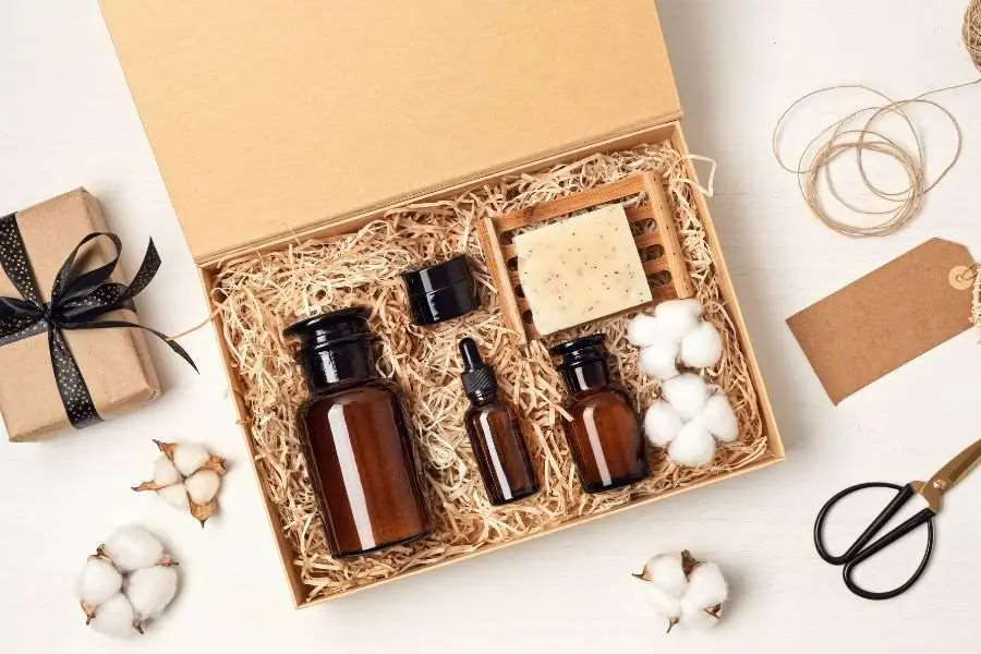 Hộp quà bằng bìa carton cứng cáp, chắc chắn, vuông vức.