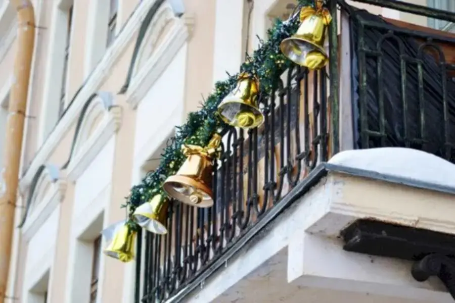 Khu vực lan can được trang trí đơn giản với những quả chuông vàng Noel lấp lánh. 