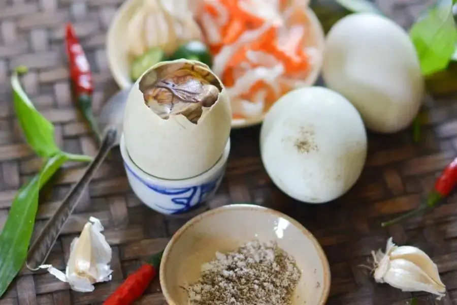 Món trứng vịt lộn ăn cùng chút gia vị tiêu, ớt, rau răm rất chuẩn bài.