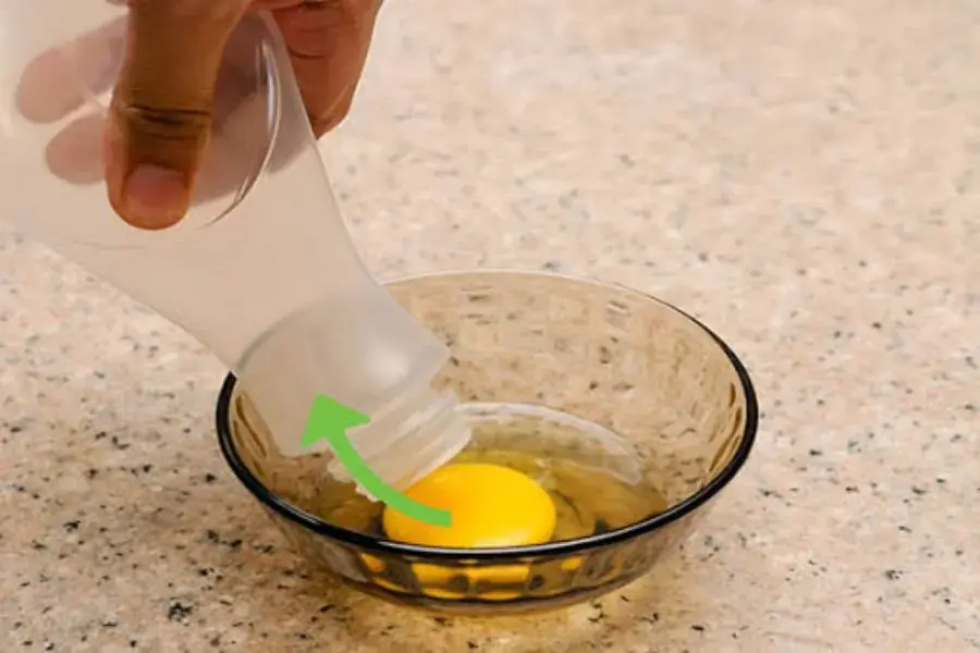 Tách lòng đỏ trứng dễ dàng từ việc dùng chai nhựa.