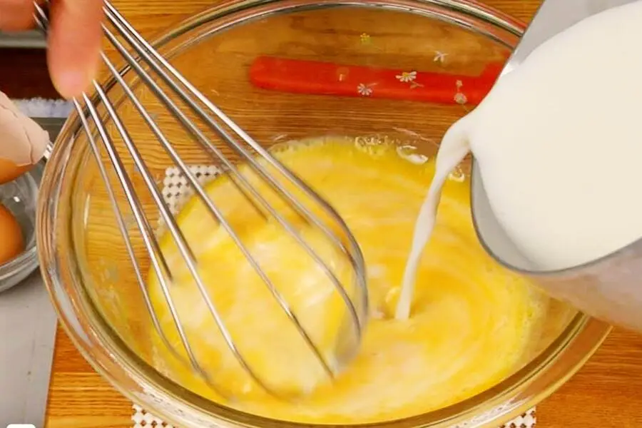Các bước làm hỗn hợp bánh flan.