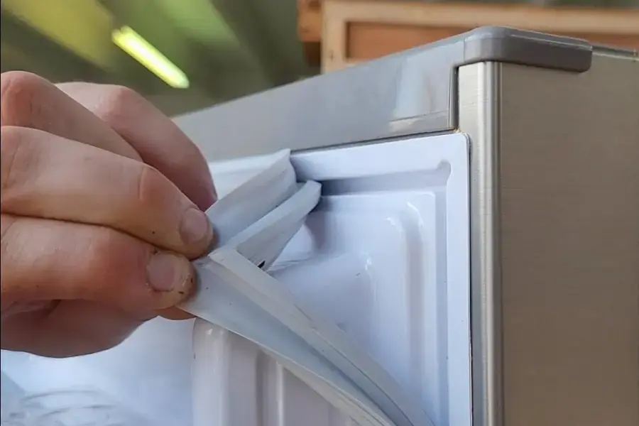 Vệ sinh kỹ gioăng cao su để tiết kiệm điện năng tiêu thụ.