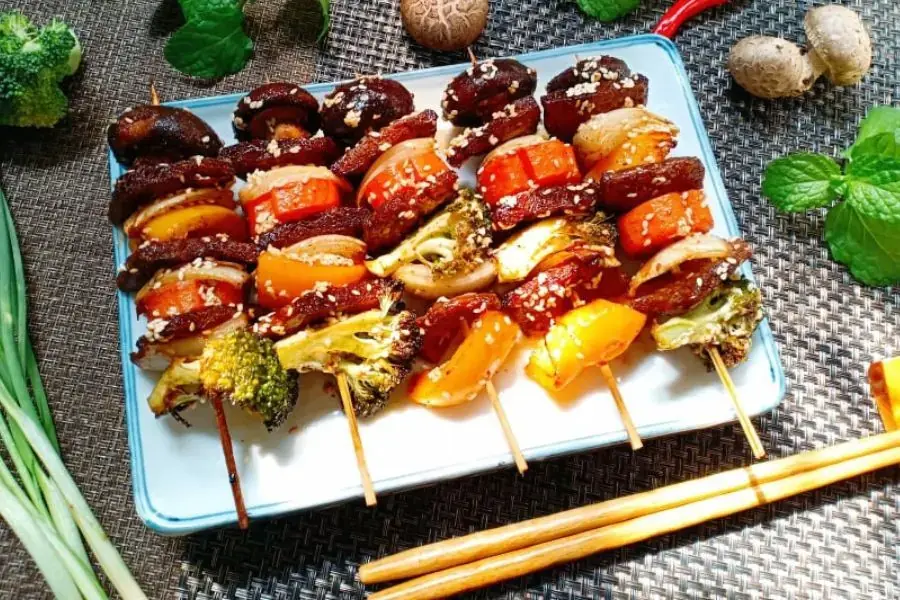 Bạn có thể ăn kèm với rau sống hoặc bún, cơm, bánh mì đều ngon