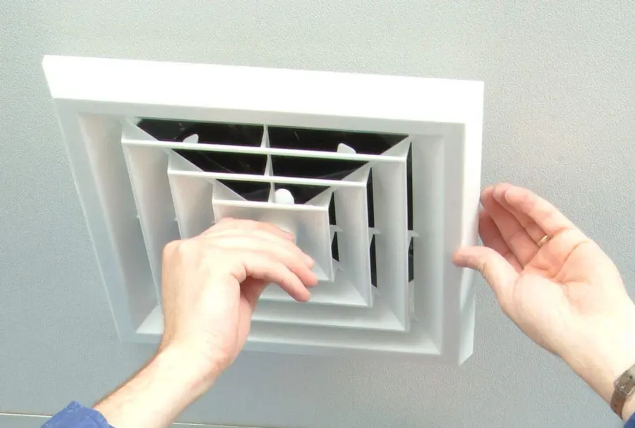 Miệng gió khuếch tán có khả năng đẩy hơi lạnh ra 4 hướng, làm lạnh đều cả phòng.