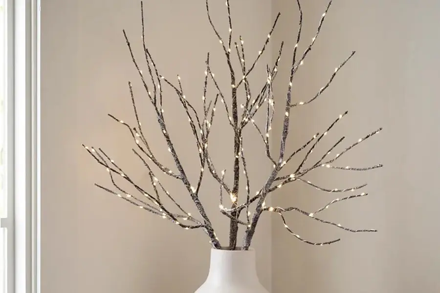 Trang trí Noel với cành thông khô và đèn led.