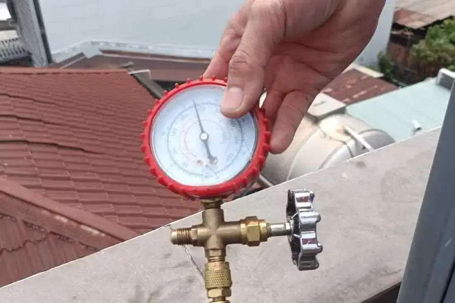Tiến hành đo lượng khí gas trong máy lạnh nếu hết hãy bơm thêm.