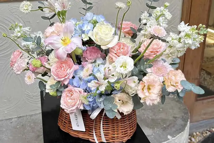 Kiểu cắm hoa tương xứng hai bên giúp góc nào cũng đẹp.