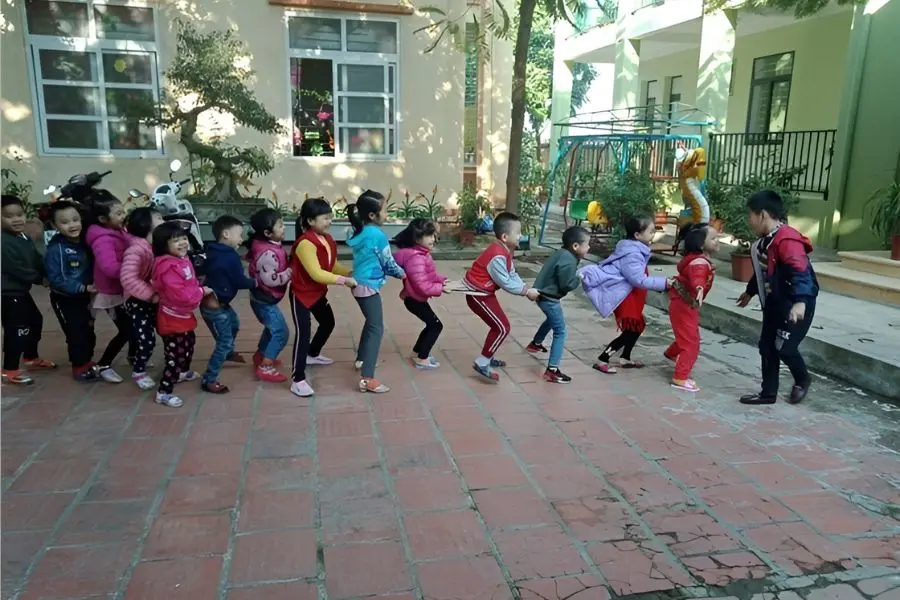 Rồng rắn lên mây là trò chơi từ lâu đã gắn bó với trẻ em Việt Nam.