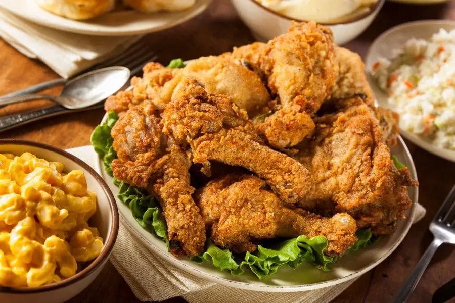Món ăn không thể thiếu trên bàn tiệc Noel tại Nhật Bản chính là gà rán KFC.