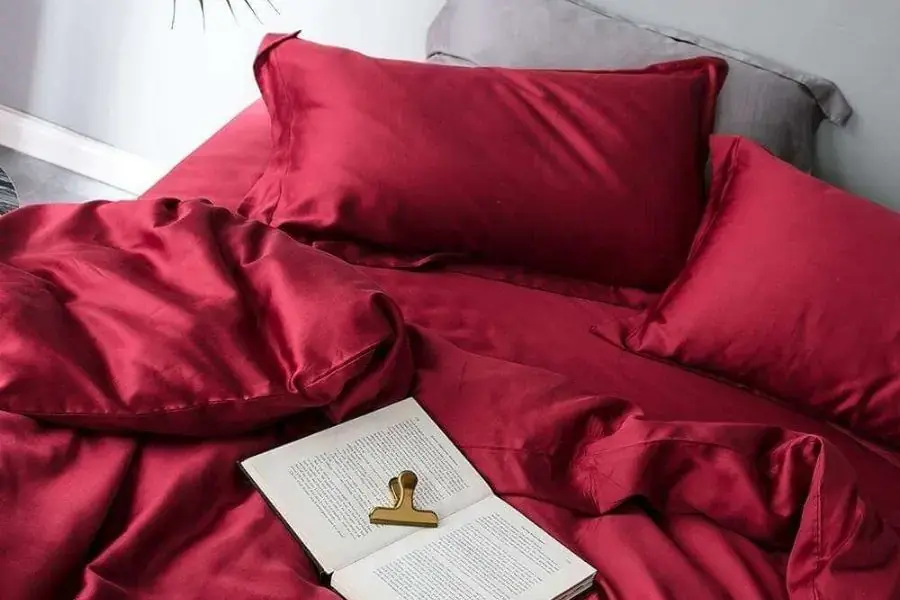Chọn ga giường có chất liệu cotton, lụa,.. thấm hút mồ hôi tốt