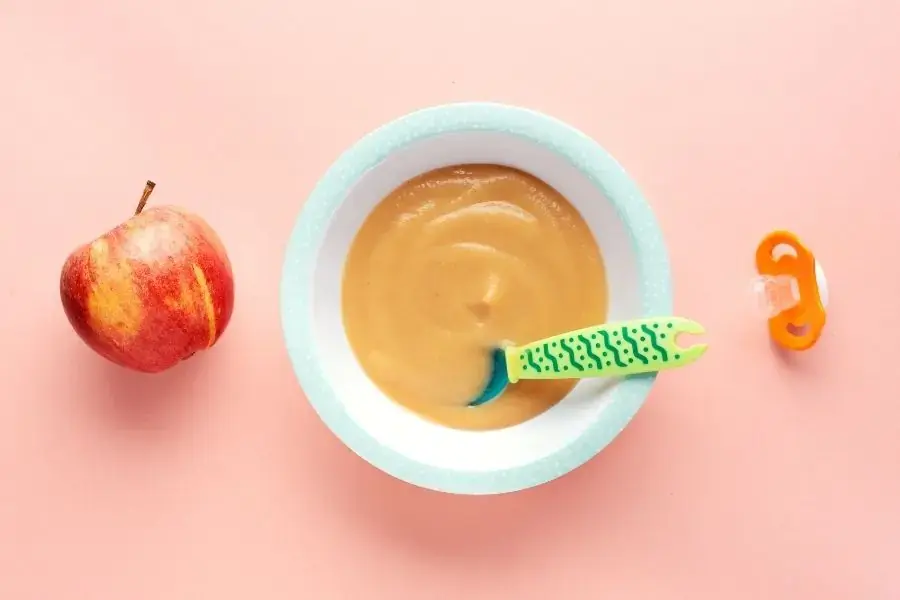 Táo chứa nhiều chất dinh dưỡng bao gồm vitamin C, chất xơ và kali rất cần thiết cho bé