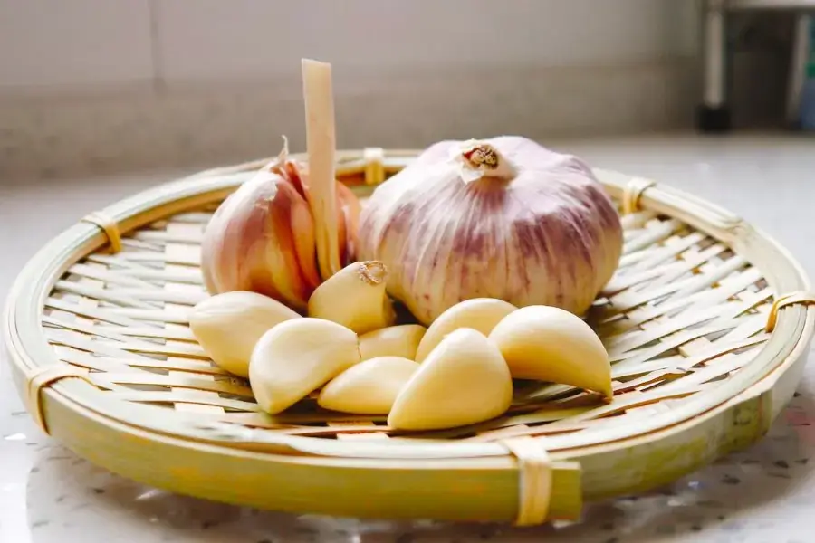 Mùi hăng của tỏi là một cách hiệu quả và mạnh mẽ để xua đuổi mọt gạo