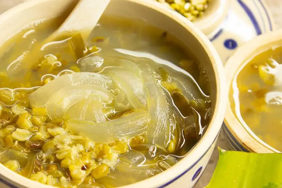 Chè đậu xanh nha đam lá dứa thơm mát, ngọt dịu, bổ sung dinh dưỡng.