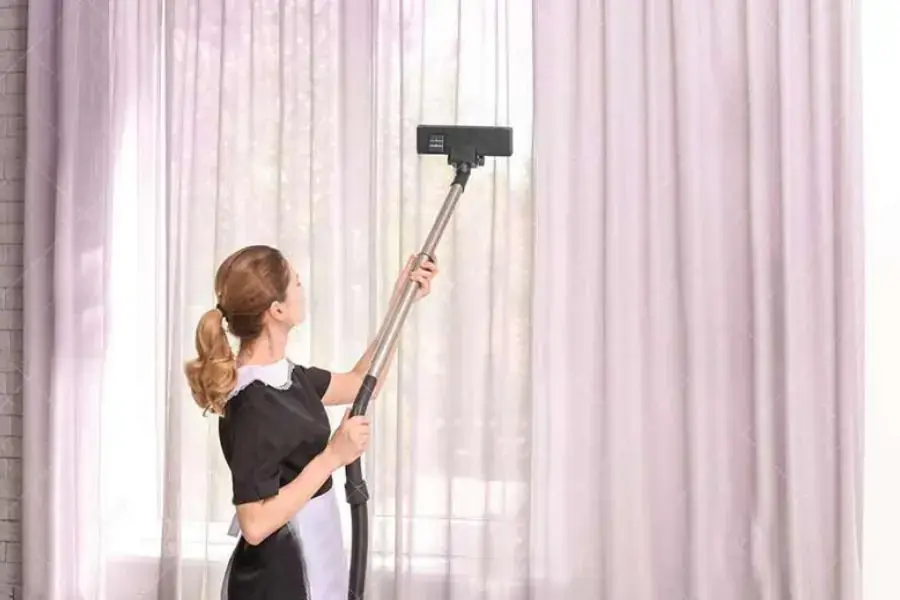 Dùng máy hút bụi để hút sạch bụi bẩn còn lại trên rèm