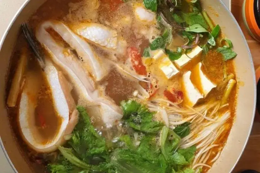Bát canh chua lườn cá hồi ấm bụng và đầy đủ dinh dưỡng