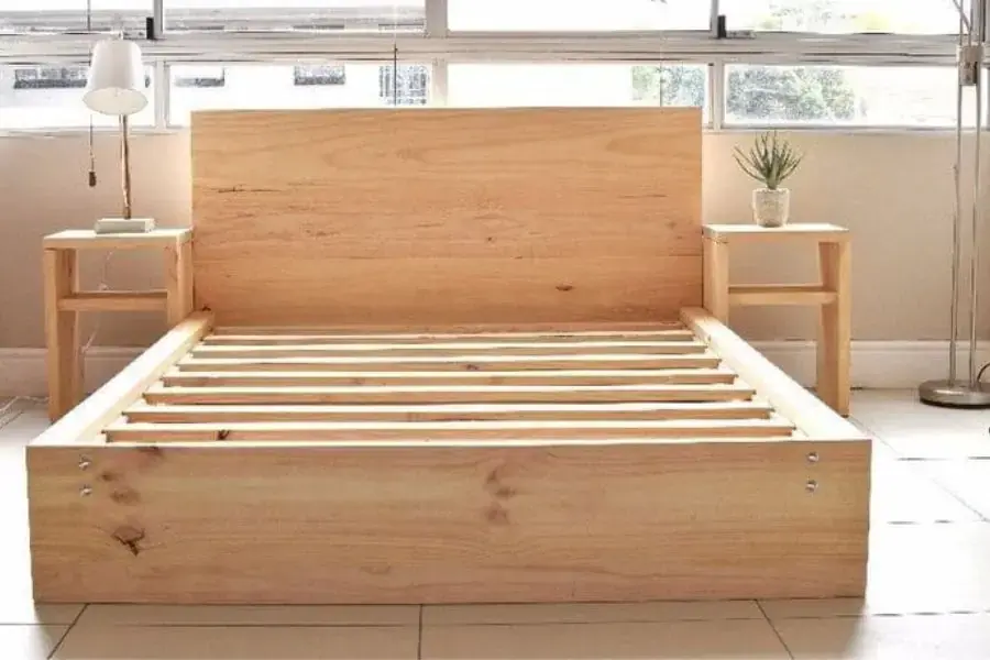 Giường ngủ từ gỗ cây thông chắc chắn