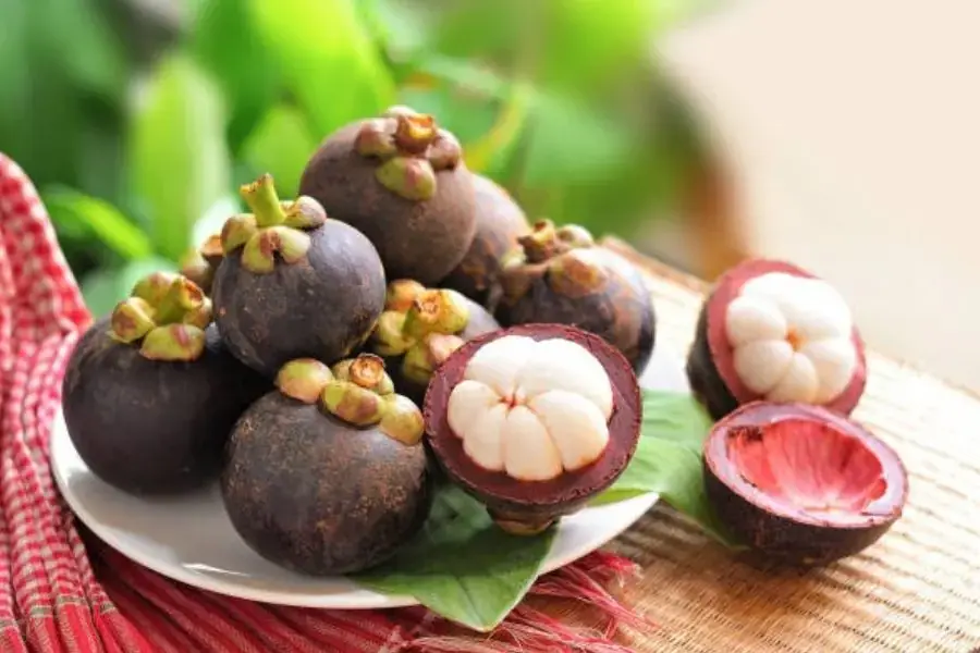 Măng cụt chứa một số chất dinh dưỡng có khả năng chống oxy hóa, chẳng hạn như vitamin C và folate