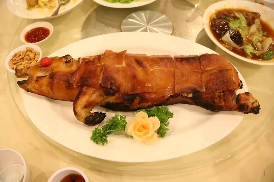 Heo sữa quay mật ong giòn rụm