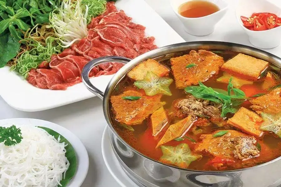 Lẩu riêu cua bắp bò ấm nóng thích hợp cho ngày mưa