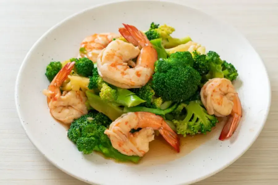 Tôm xào bông cải xanh là món ăn đầy dinh dưỡng dành cho bé 1 tuổi